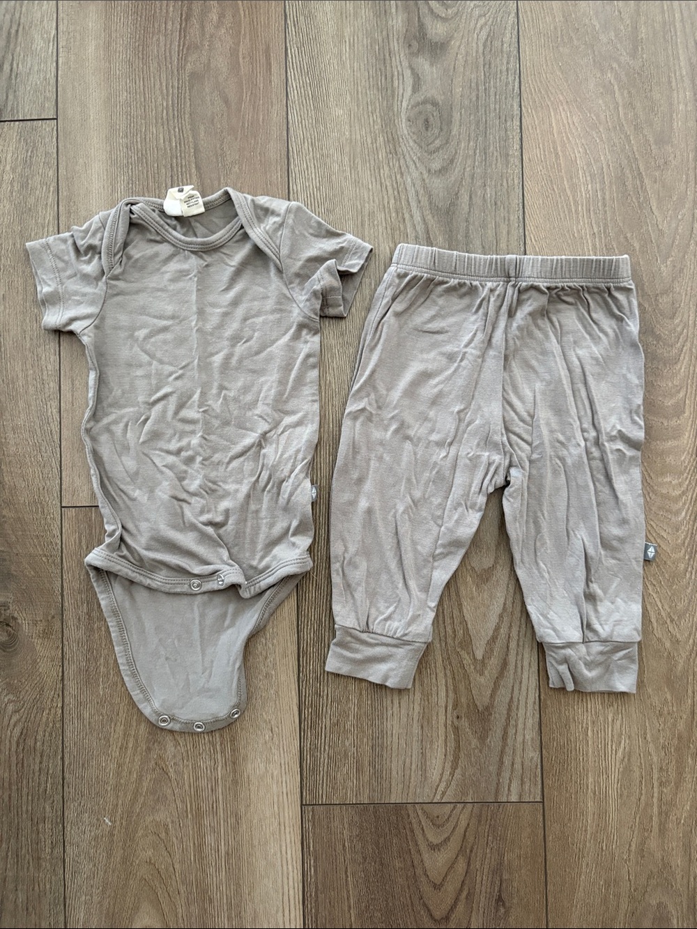 Kyte BABY Neutral Taupe Short Sleeve Bodysuit and Pants Set
